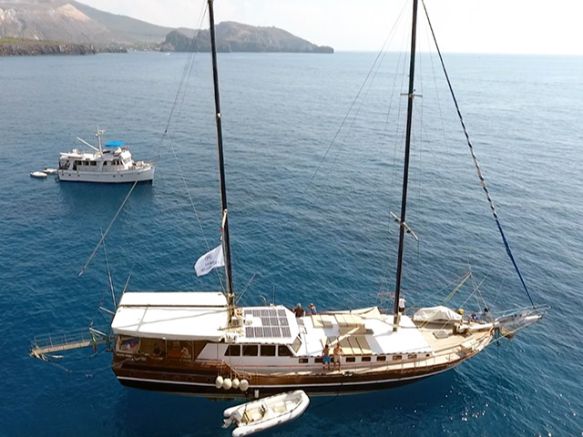 Caicco_Eolie2_dall'alto