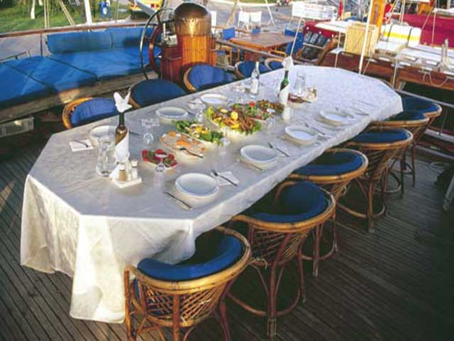 caicco_Eolie_2_tavolo_pranzo